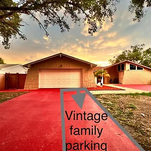 Holiday home Vintage Family Scape + Heated Pool&discount, Tampa